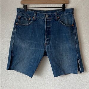 90’s Vintage Look Buttonfly Men’s Levi’s 501 Cut Off Jean Shorts 
size 36
